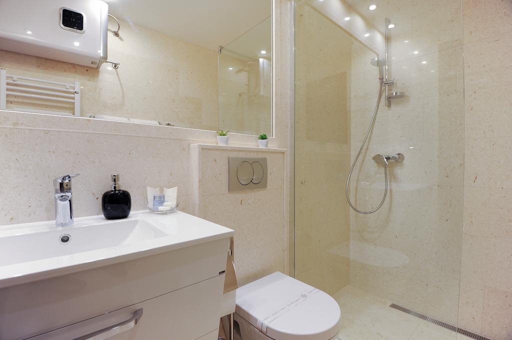 Main Street Studio And Rooms Zadar Bagian luar foto