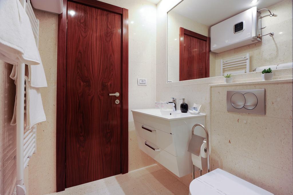 Main Street Studio And Rooms Zadar Bagian luar foto